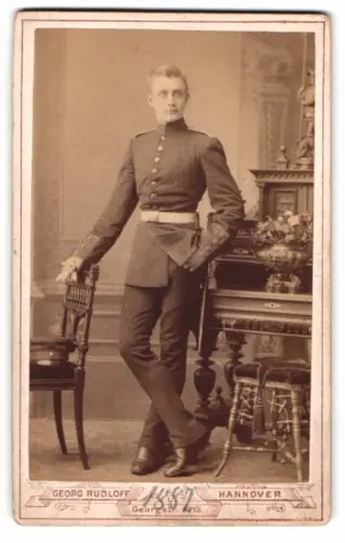 Fotografie Georg Rudloff, Hannover, Georgstrasse 12, junger Soldat Uniform mit Bajonett, 1887