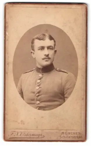 Fotografie F.X. Ostermayr, München, Schillerstrasse 4, Soldat in Uniform Rgt. 1