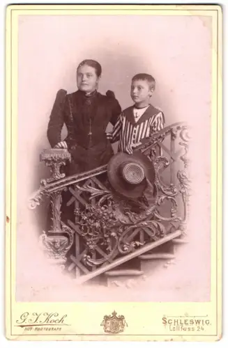 Fotografie G. J. Koch, Schleswig, Lollfuss 24, Dame mit Kind an kunstvollem Geländer