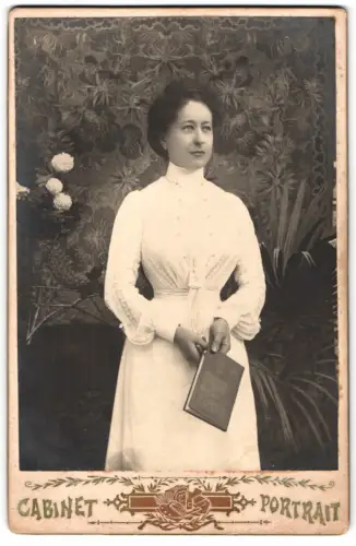 Fotografie unbekannter Fotograf und Ort, Porträt einer Frau mit Buch: Bibliothek der Unterhaltung und des Wissens, 1903