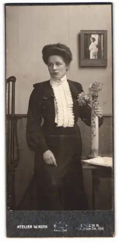 Fotografie W. Roth, Berlin, Friedrichstrasse 113a, Dame mit Blumenarrangement