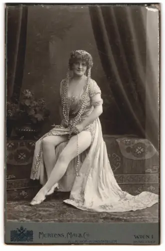 Fotografie Mertens Mai & Co., Wien, Kärntnerstrasse 42, Annie Dirkens, deutsch-englische Operettensängerin