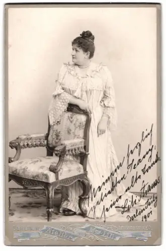 Fotografie Mme Lili, Berlin, W., Leipzigerstr. 40, Lili Strauss im eigenen Atelier, mit Widmung und Autograph, 1901