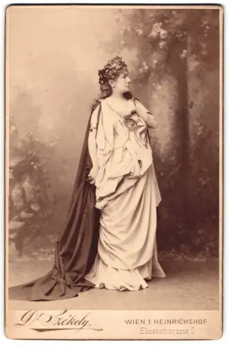 Fotografie Dr Szekely, Wien, I. Heinrichshof, Elisabethstrasse 2, Schauspielerin Charlotte Wolter als Thusnelda