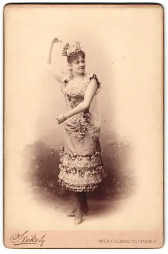Fotografie Dr. Szekely, Wien, Elisabethstrasse 2, Opernsängerin Ilka von Pálmay, Gräfin Kinsky in tanzender Pose