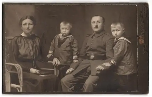 Fotografie H. Billigmann, Hagen i. W., Kampstr. 12, Soldat in Feldgrau Unifrom Rgt. 4 mit seinen Söhnen und seiner Frau