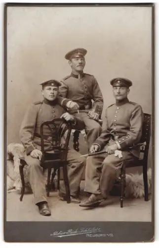 Fotografie Rich. Schlüter, Neuburg a.D., Färberstrasse 85, Soldaten und Uffz. in Uniform Rgt. 15