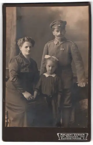 Fotografie Adalbert Werner, München, Elisenstrasse 7, Uffz. in Feldgrau Uniform nebst Familie, Kriegsausmarsch