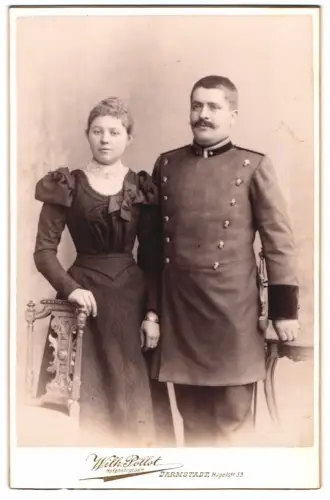Fotografie Wilh. Pöllot, Darmstadt, Hügelstrasse 59, Uffz. in Uniform mit Bajonett und Portepee