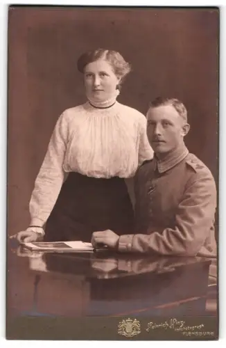 Fotografie Heinrich Hinz, Flensburg, Toosbüy-Strasse 15, Uffz. Johann Juhe in Feldgrau Gardeuniform