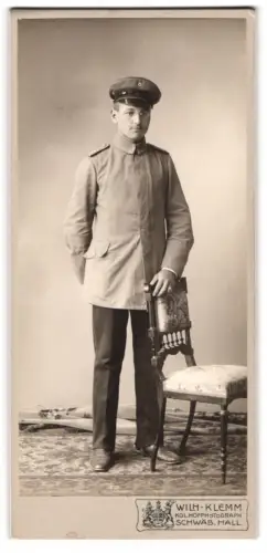Fotografie Wilh. Klemm, Schwäbisch Hall, Kabinettporträt eines Soldaten in Uniform mit Zwickerbrille