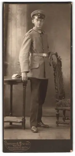 Fotografie Samson & Co., Mainz, Grosse Bleiche 28 /1o, Portrait eines jungen Soldaten in Uniform Rgt. 18