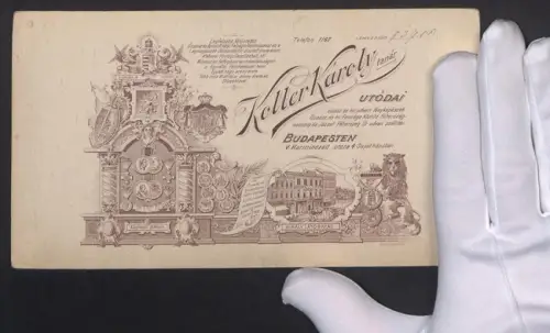 Fotografie Koller Karoly, Budapest, Ansicht Budapest, kgl. Wappen und Blick auf das Atelierhaus nebst Anschrift, 1903