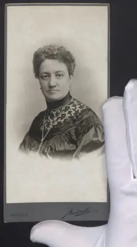 Fotografie R. Martinelli, Graz, Dame im dunklen Kleid mit Halskette