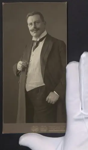 Fotografie J. Benade Nachf., Erfurt, korpulenter Herr im Anzug mit Weste und Schlips, Zwicker Brille in der Hand haltend