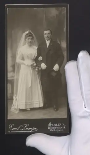 Fotografie Emil Lampe, Berlin, Brautpaar im Hochzeitskleid und Anzug mit Zylinder
