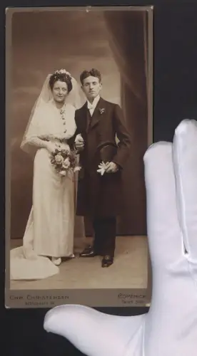 Fotografie Chr. Christensen, Köpenick, berliner Brautpaar im weissen Hochzeitskleid und Anzug mit Chapeau Claque, 1917