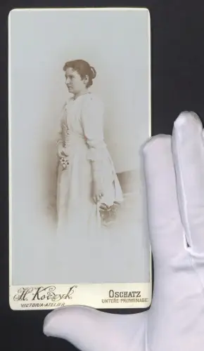 Fotografie H. Koczyk, Oschatz, junge Frau im weissen Kleid mit Blumen in der Hand