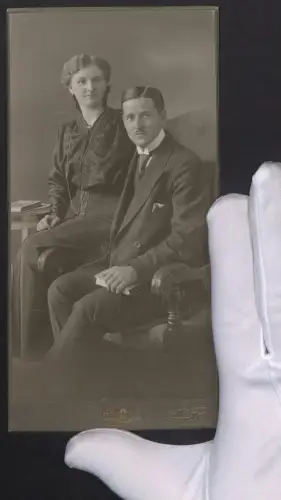Fotografie William Roth, Berlin, Ehepaar im dunklen Kleid und Anzug