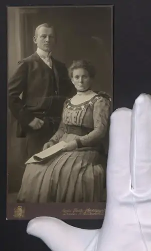 Fotografie Oswin Fiedler, Dresden, sächsisches Paar im karierten Kleid und im Anzug