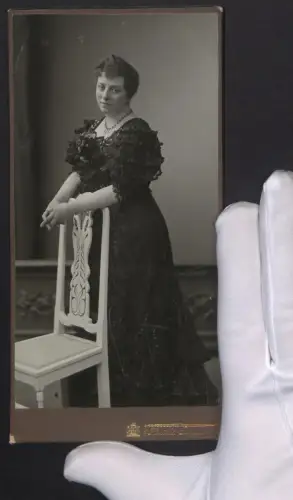 Fotografie Pieperhoff, Halle / Saale, Portrait Frau Helene Wessner im dunklen Rüschenkleid
