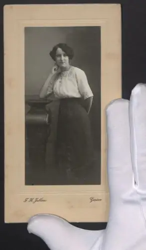 Fotografie F. H. Jullien, Geneve, junge Frau in weisser Bluse mit dunklem Rock
