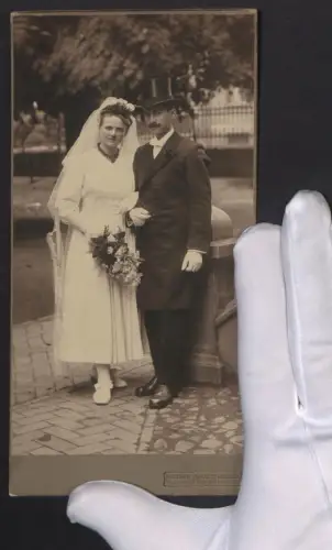 Fotografie Chr. Looff, Flensburg-Duburg, junges Hochzeitspaar im Brautkleid und Anzug, Freilichtaufnahme