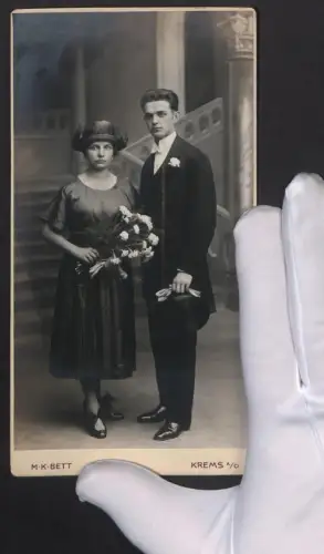 Fotografie Maximilian Karl Bett, Krems a. D., österreichisches Hochzeitspaar im dunklen Brautkleid und Anzug