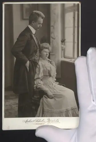 Fotografie Schulze, Bunzlau, Paar Rudi und Elsa Rinke in liebevoller Pose