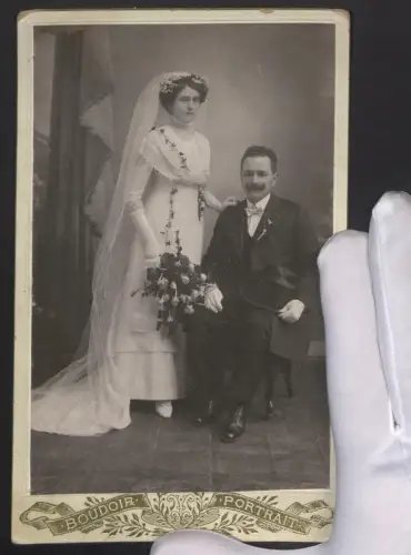 Fotografie unbekannter Fotograf und Ort, Ehepaar Leopold und Josepha im Brautkleid und Anzug