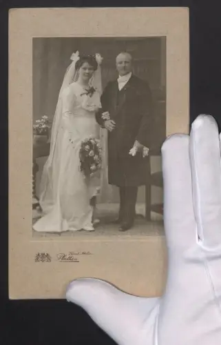 Fotografie Plathen, Leipzig, Brautpaar im eleganten Hochzeitskleid und im Anzug mit Zylinder