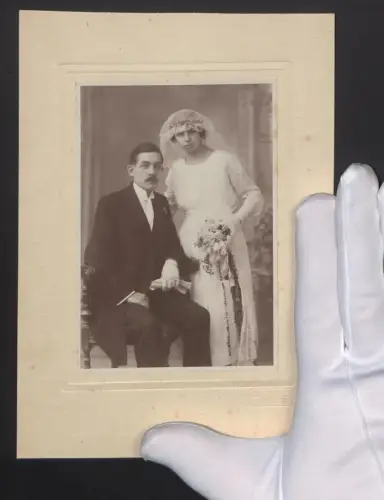 Fotografie J. Koss, Mariazell, Hochzeitspaar im Brautkleid und Anzug