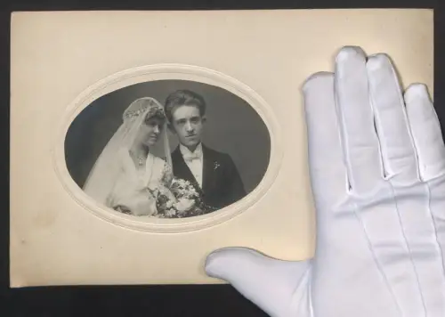 Fotografie Carl Saitz, Wien, junges Brautpaar im Hochzeitskleid mit Schleier und im Anzug, Brautstrauss, 27 x 18cm