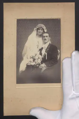 Fotografie H. Wltschek, Gratzen, tschechisches Brautpaar im Hochzeitskleid mit Schleier und im Anzug, Brautstrauss