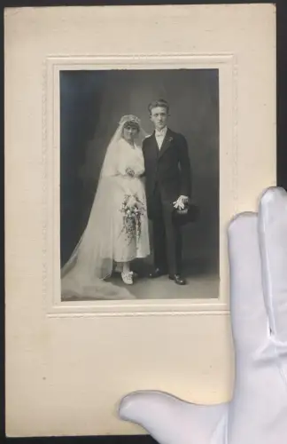 Fotografie Carl Saitz, Wien, junges Ehepaar am Hochzeitstag im Brautkleid und im Anzug mit Zylinder, 17 x 27cm