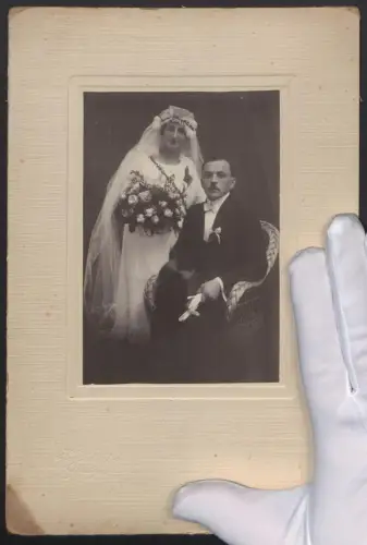 Fotografie H. Wltschek, Gratzen, tschechisches Ehepaar am Hochzeitstag im Brautkleid und Anzug, Zylinder, 18 x 27cm