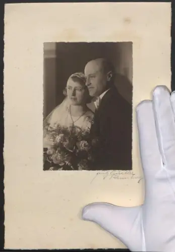 Fotografie Fritz Gürtler, Rumburg, Brautpaar zum Hochzeitstag im Brautkleid und Anzug