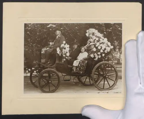 Fotografie Fotograf und Ort unbekannt, Tochter Rosi zur heiligen Firmung in einer festlich geschmückten Kutsche, 1935