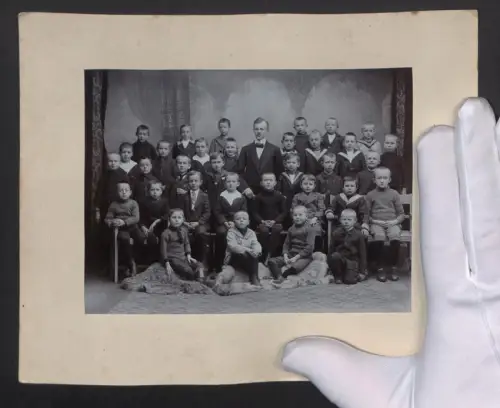 Fotografie Heinemann, Hainichen i. Sa., junge Knaben zum Klassenfoto mit ihrem Lehrer in der Mitte