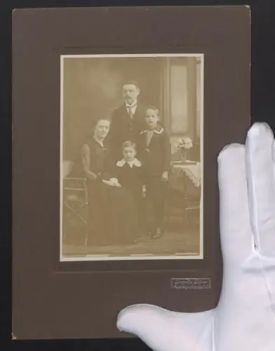 Fotografie Leopold Dürr, Radeberg, Mutter und Vater mit ihren beiden Söhnen im Sonntagsstaat