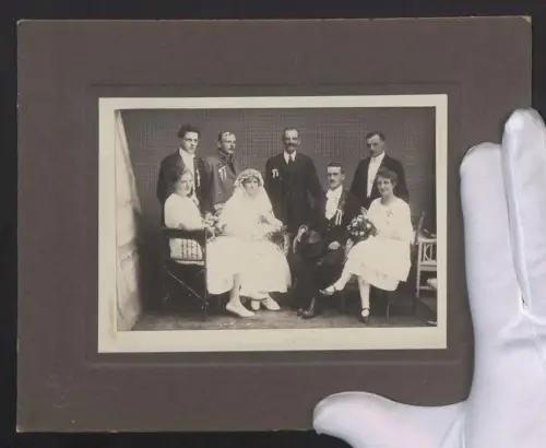 Fotografie H. Wltschek, Gratzen, tschechisches Brautpaar mit Trauzeugen im Hocheitskleid und Anzug mit Zylinder