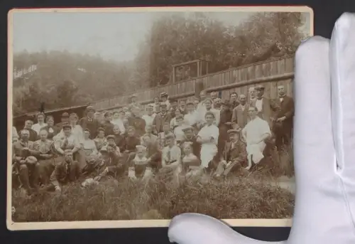 2 Fotografien unbekannter Fotograf, Ansicht Oybin, Kurgäste vor dem Luftbad des Sanatoriums, 1907
