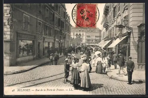AK Belfort, Rue de la Porte de France animée avec passants et bâtiments historiques