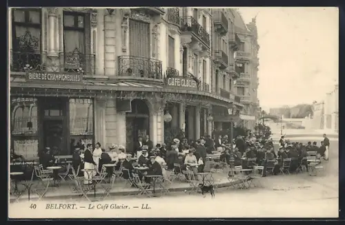 AK Belfort, Le Café Glacier avec des clients en terrasse