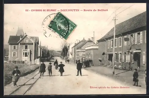 AK Danjoutin, Route de Belfort avec passants et bâtiments historiques