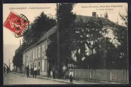 AK Giromagny, Café Restaurant et Rue des Planches avec passants et cycliste