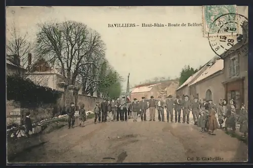 AK Bavilliers /Haut-Rhin, Route de Belfort avec groupe de personnes sur la route