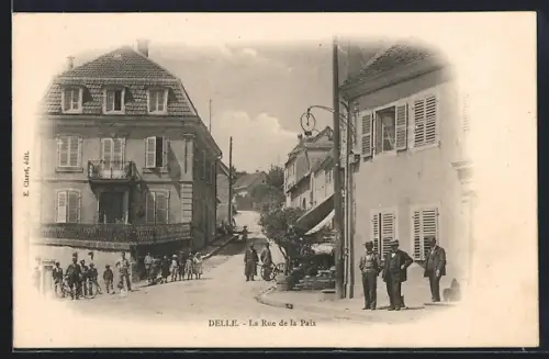 AK Delle, La Rue de la Paix avec passants et bâtiments historiques