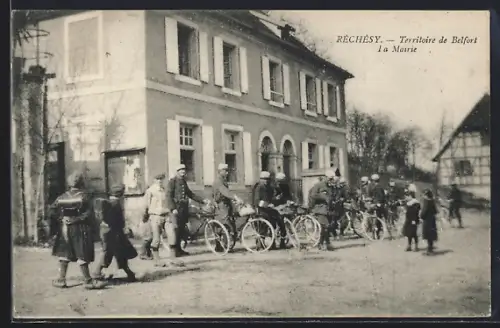 AK Réchésy /Territoire de Belfort, La Mairie et habitants devant l`édifice