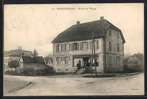 AK Grandvillars, Route du Village avec maisons et habitants devant un bâtiment